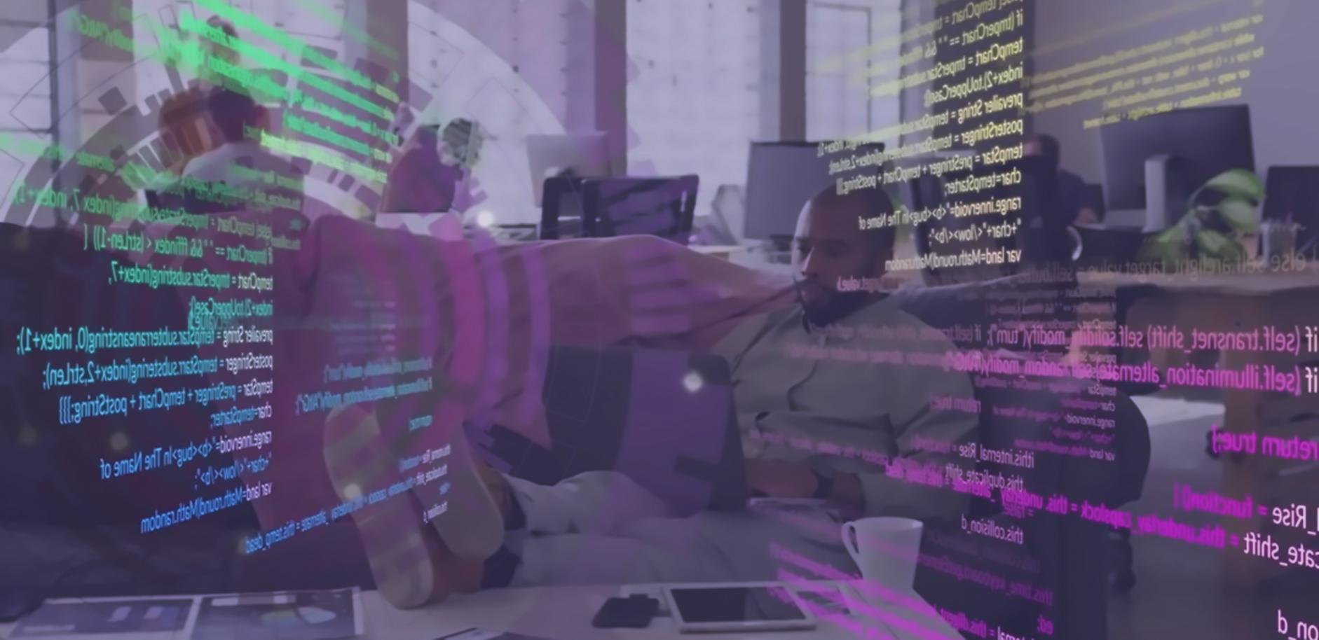 Étudiante travaillant sur un prototype d'interface utilisateur