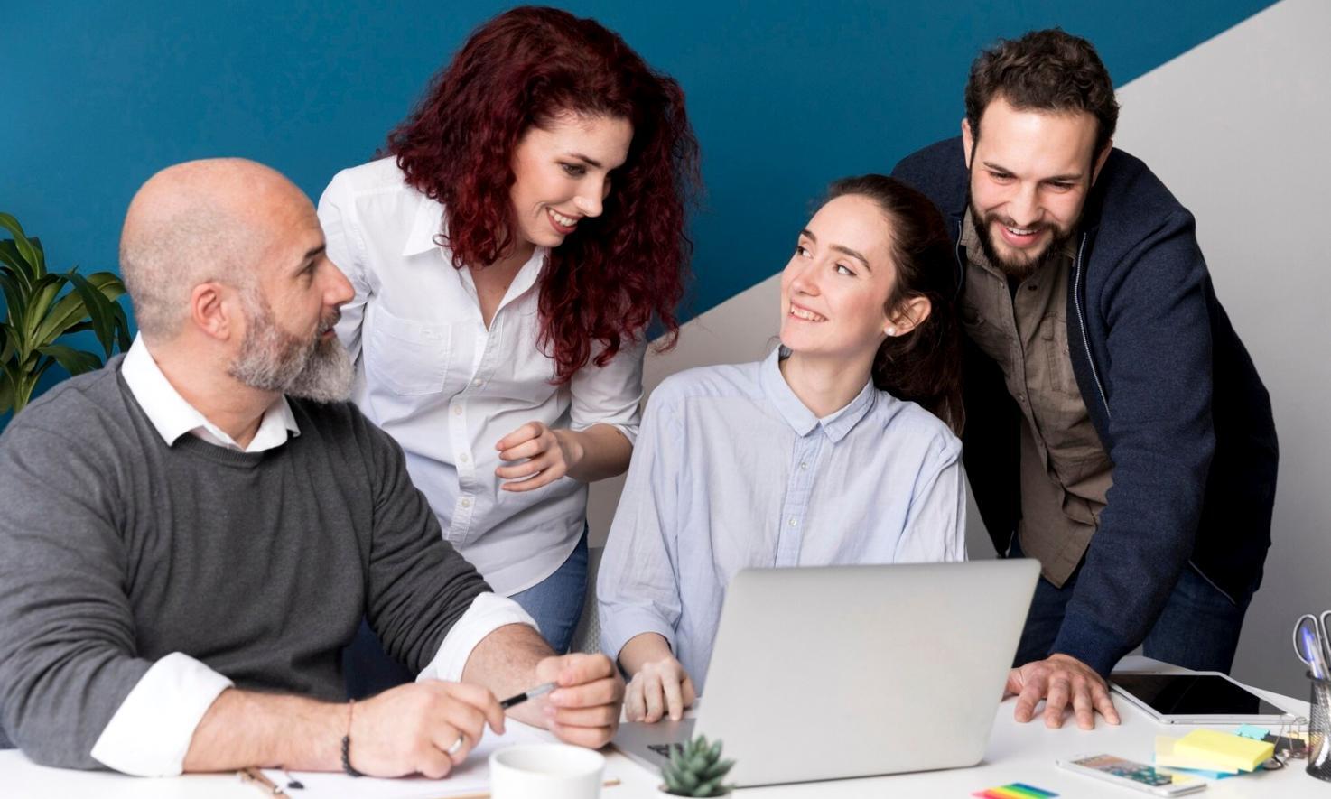 Participant présentant son projet final devant un groupe de formateurs et pairs